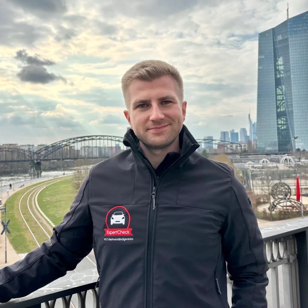 kfz gutachter tom prennig frankfurt portrait.jpg e1744799725710