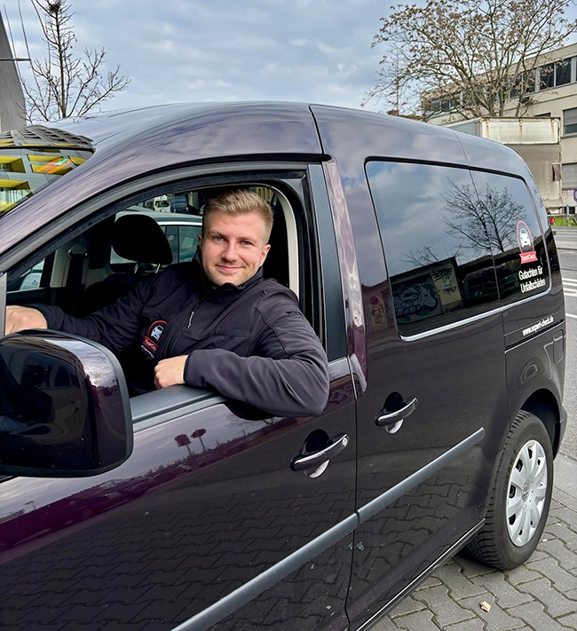 KFZ Gutachter Tom Prennig bei einer Begutachtung