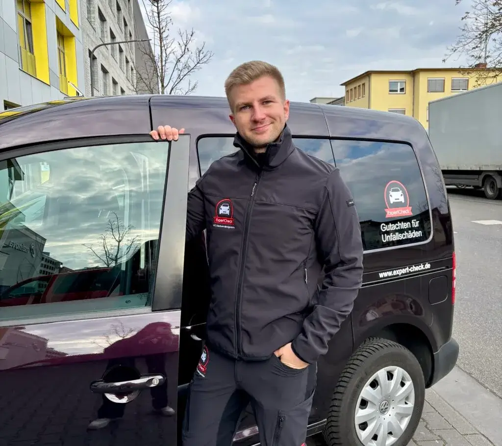 KFZ Gutachter Tom Prennig am Auto