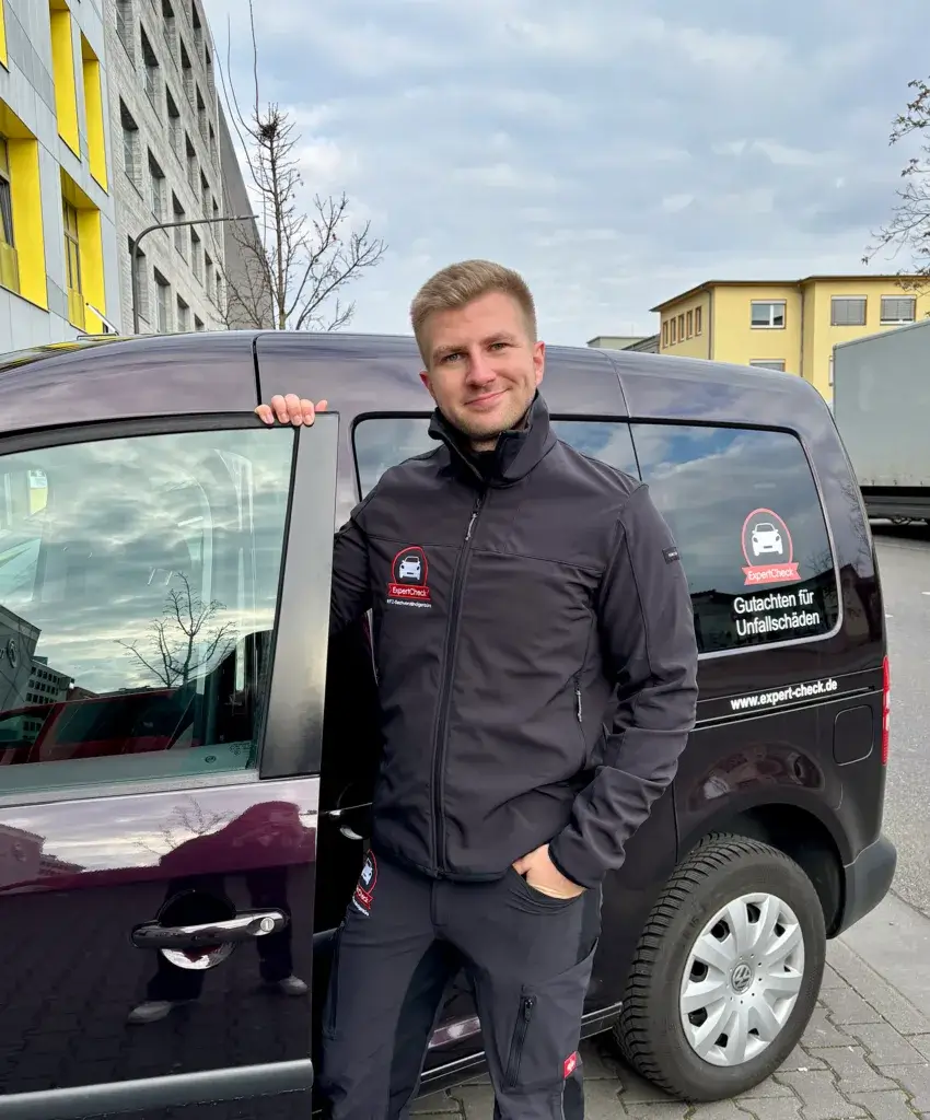 kfz gutachter tom prennig vor einsatzfahrzeug