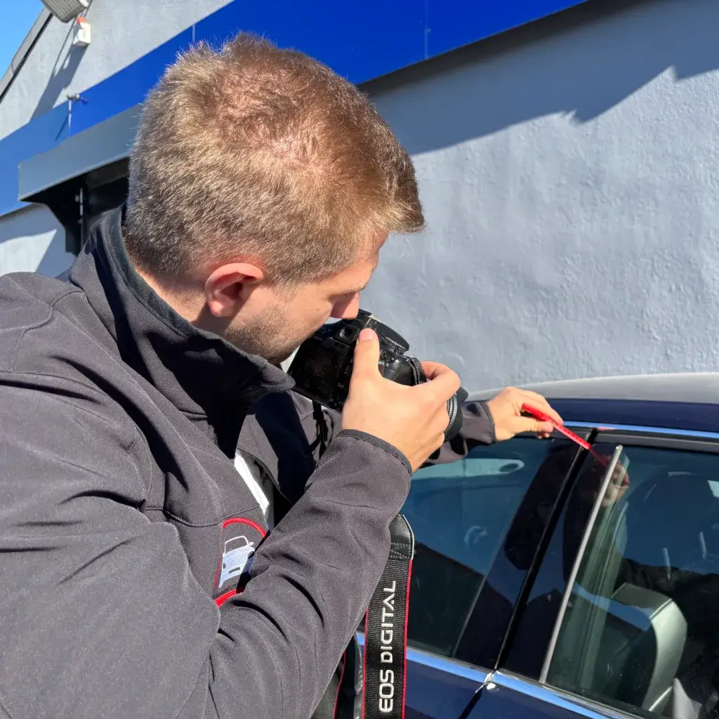 Kfz Gutachter macht Untersuchung am Auto